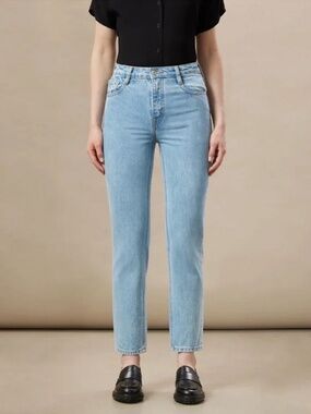 Stevie Tapered Leg In Light Wash